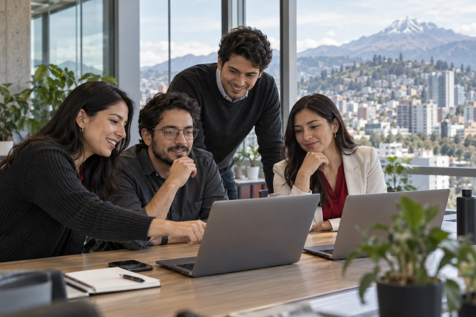 Fotografía ilustrativa de un equipo de profesionales de software colaborando en una oficina